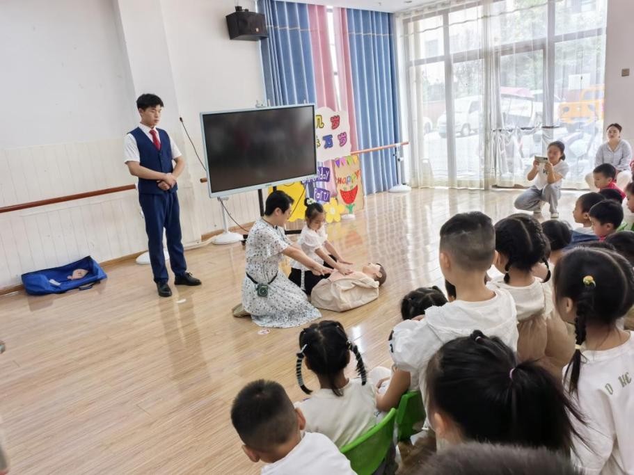 幼儿园急救知识培训与艺术体验活动并举---艺术设计学院教师赴慧聪幼儿园社会培训